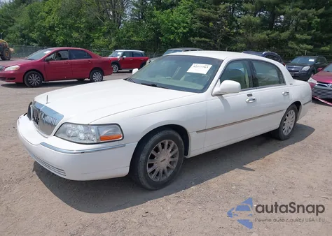 2006 Lincoln Town Car Signature z USA, uszkodzony, nr VIN 1LNHM81VX6Y618058